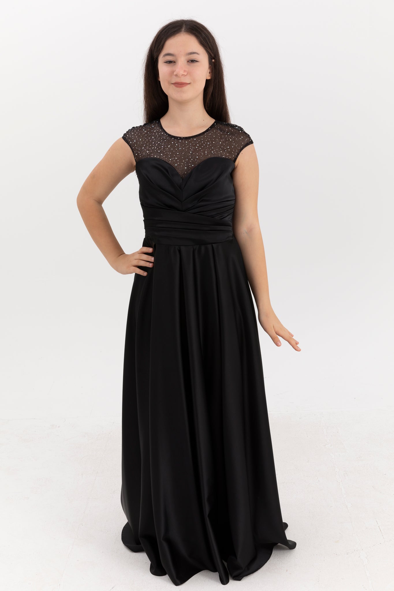 Robe longue en satin noir Minerva pour filles 12-16 ans | Impression de paillettes, panneaux drapés et design plissé | Remise des diplômes et événements spéciaux | 50005-12