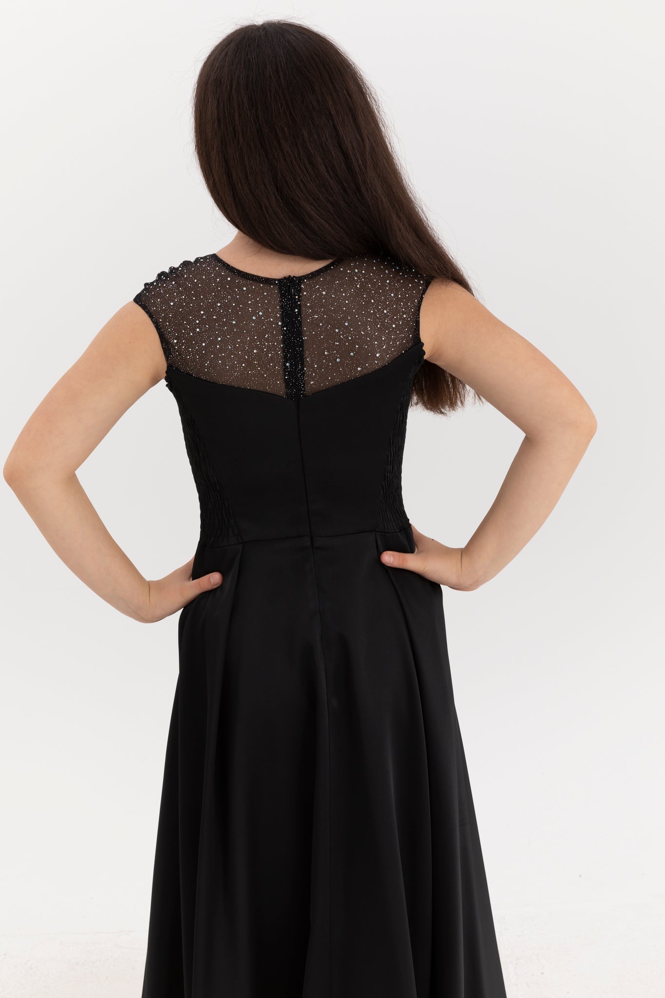 Robe longue en satin noir Minerva pour filles 12-16 ans | Impression de paillettes, panneaux drapés et design plissé | Remise des diplômes et événements spéciaux | 50005-12