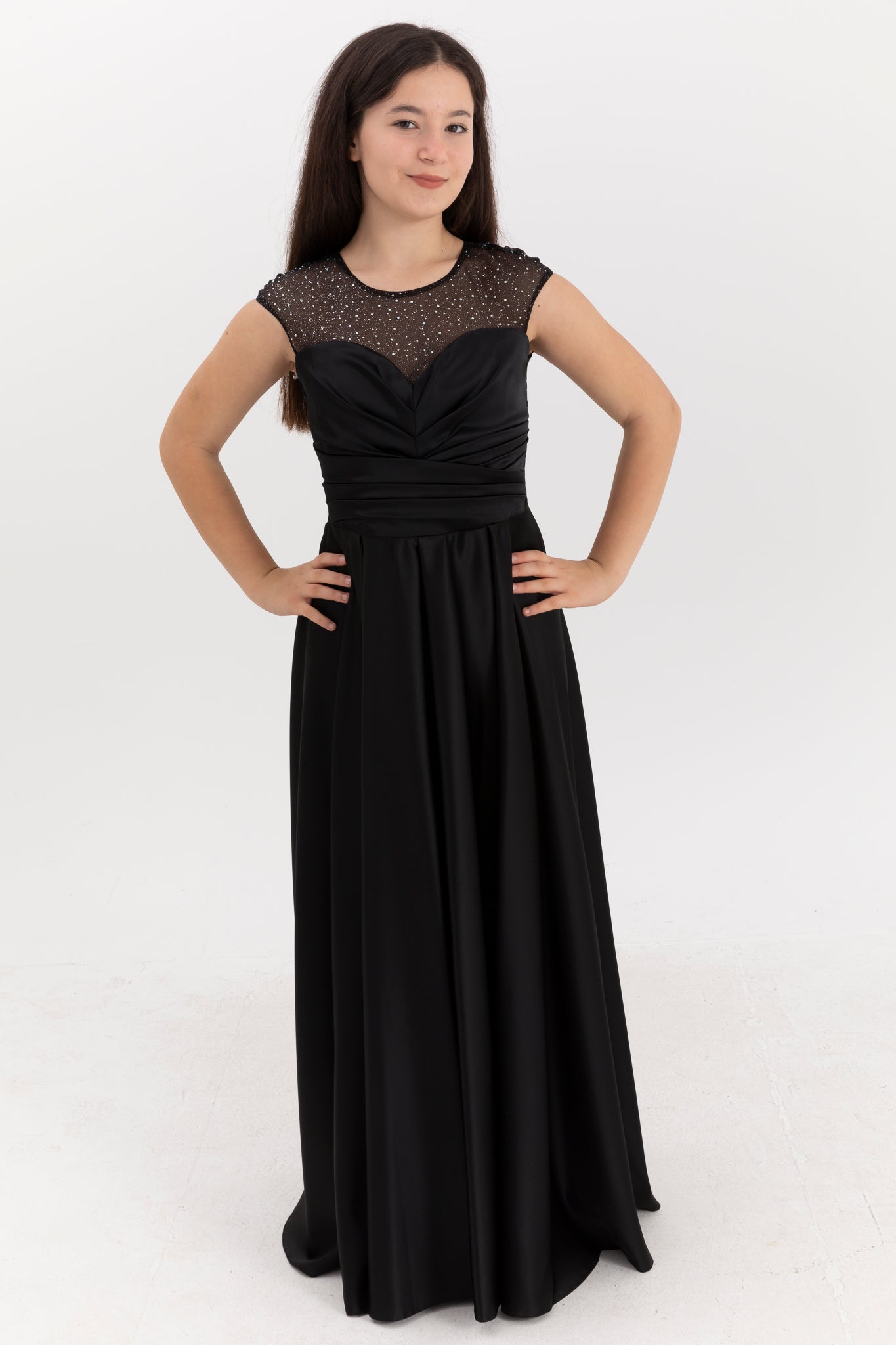 Robe longue en satin noir Minerva pour filles 12-16 ans | Impression de paillettes, panneaux drapés et design plissé | Remise des diplômes et événements spéciaux | 50005-12