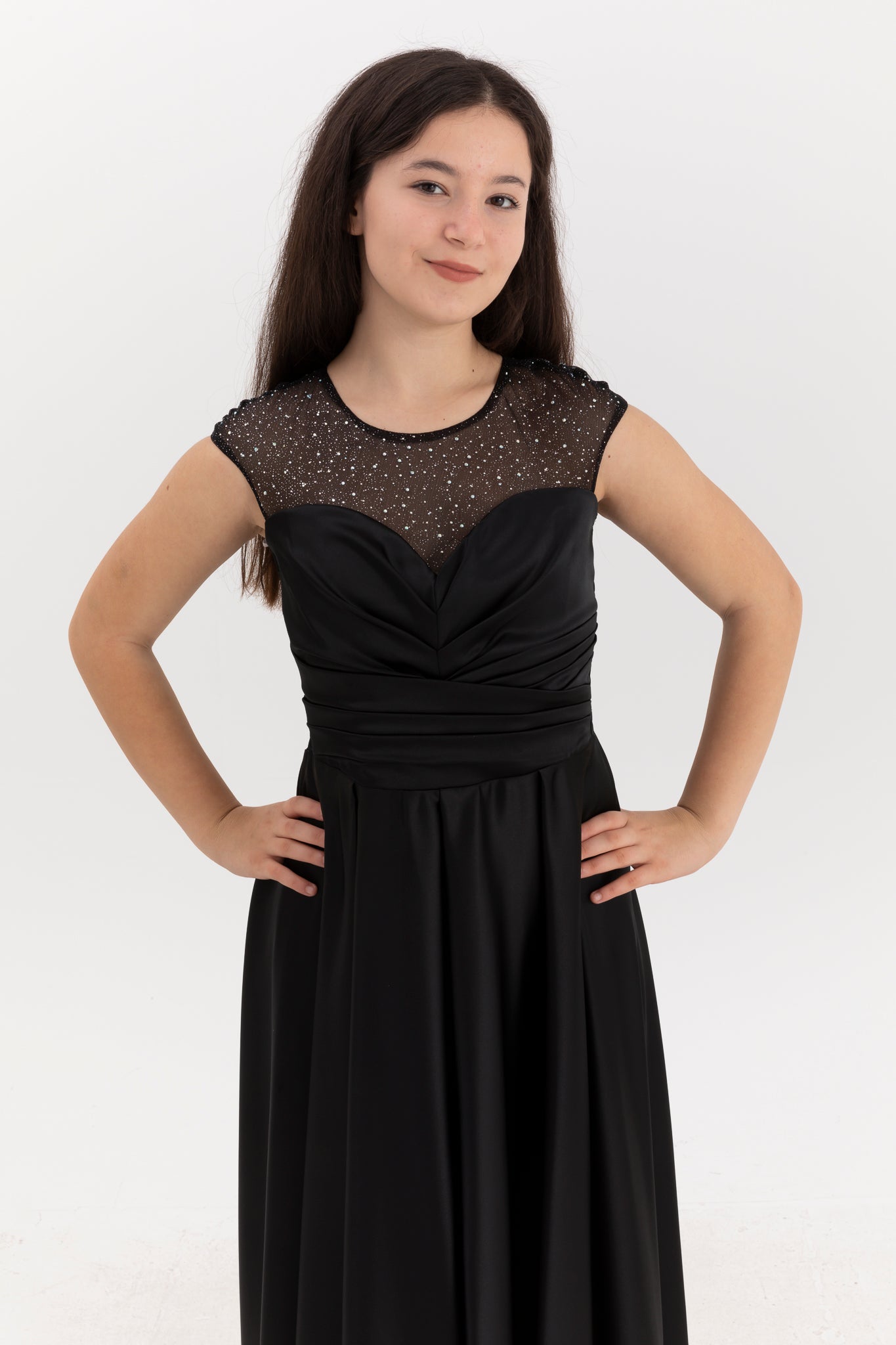 Robe longue en satin noir Minerva pour filles 12-16 ans | Impression de paillettes, panneaux drapés et design plissé | Remise des diplômes et événements spéciaux | 50005-12