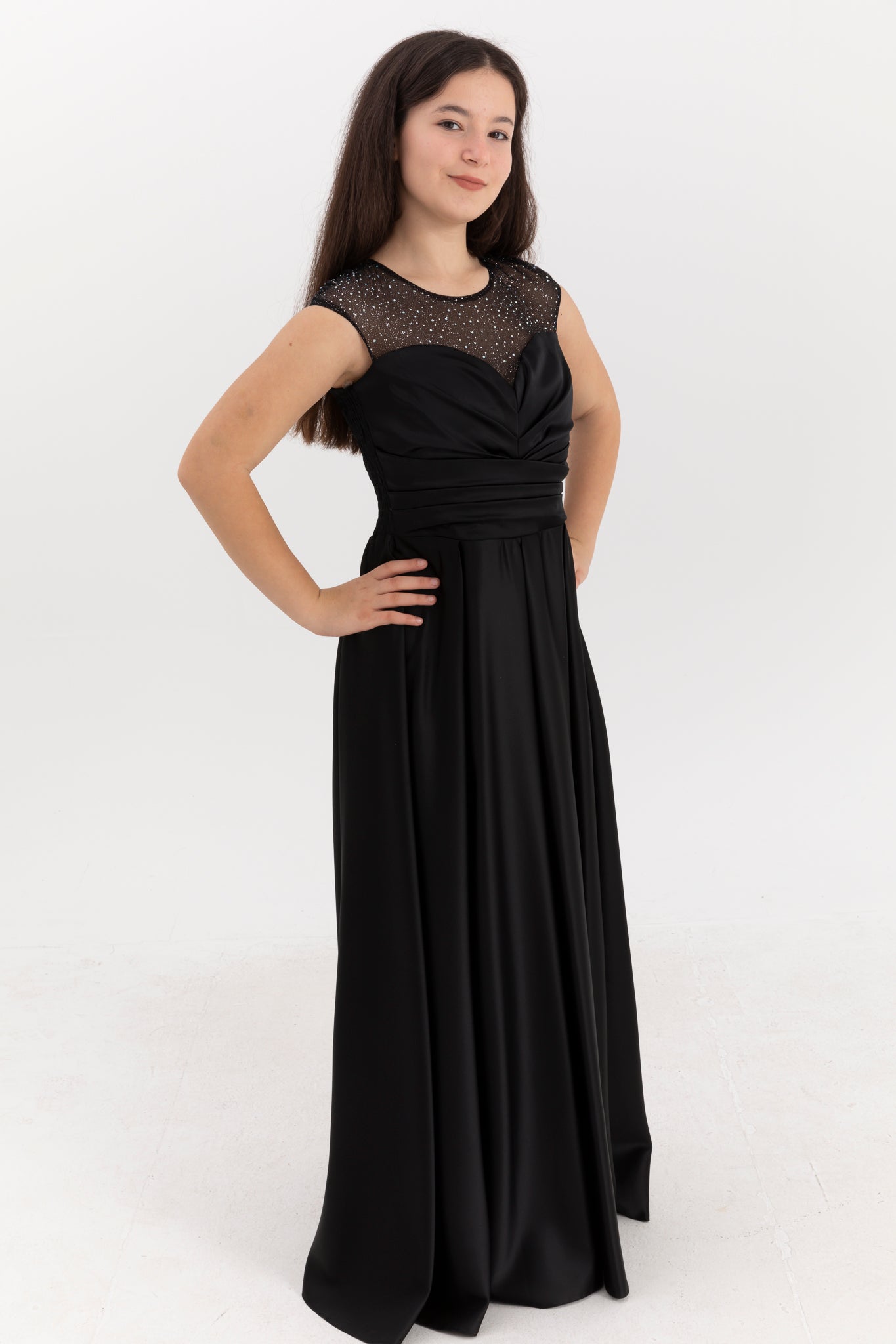 Robe longue en satin noir Minerva pour filles 12-16 ans | Impression de paillettes, panneaux drapés et design plissé | Remise des diplômes et événements spéciaux | 50005-12