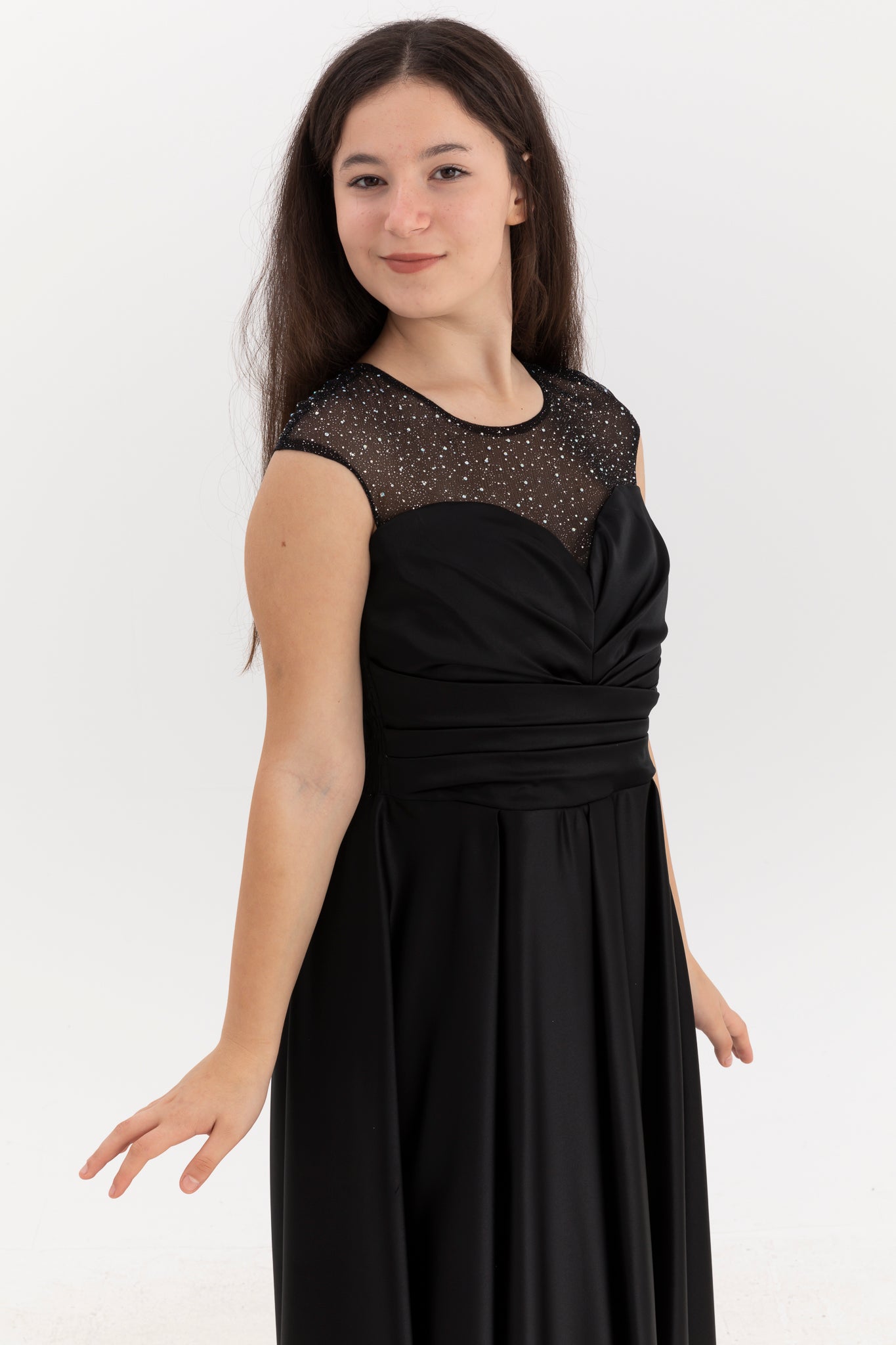 Robe longue en satin noir Minerva pour filles 12-16 ans | Impression de paillettes, panneaux drapés et design plissé | Remise des diplômes et événements spéciaux | 50005-12